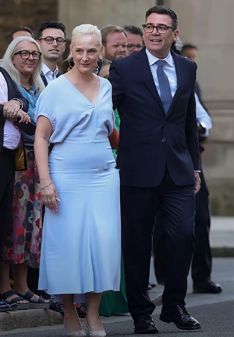 英国新首相夫人亮相今年56岁，裙子漂亮，气质好