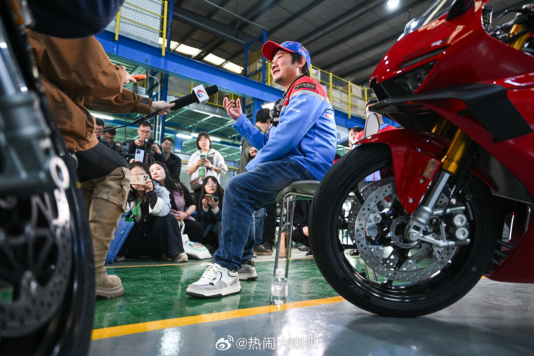 张雪身价上亿还在用两千多块钱坏手机人家根本不玩手机，只要能打电话发消息就行，钱全