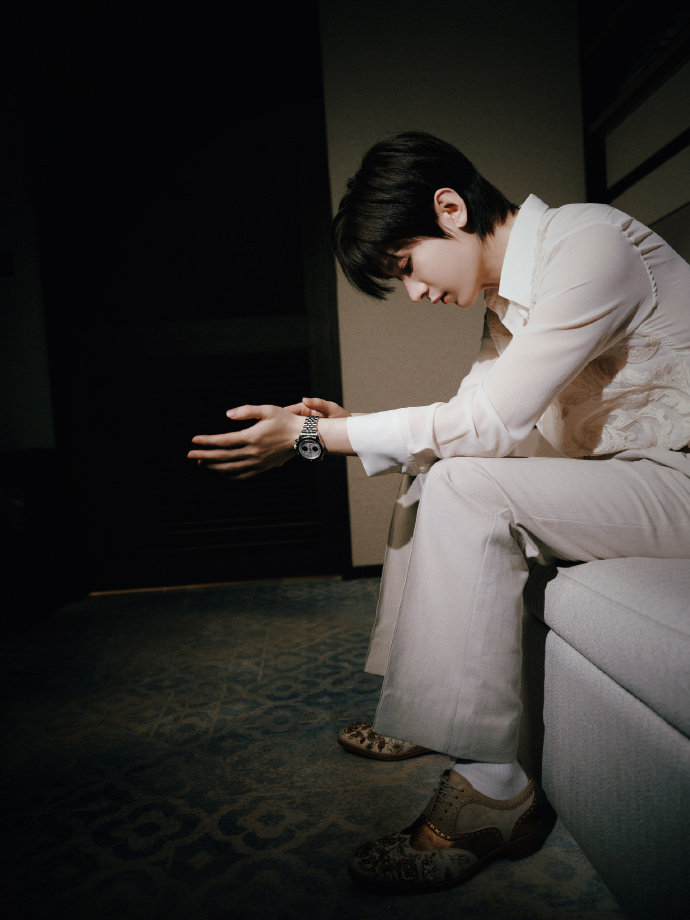 成毅晒照定格一下成毅定格一下照片定格心动瞬间，每一张都值得好好收藏🤍