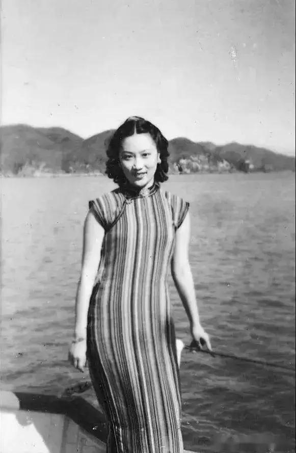 一次军统内部大型聚餐，军统科长李修凯带年轻貌美的妻子赴宴，被戴笠一眼相中。宴会未