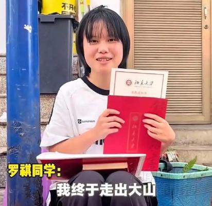 19岁云南女孩靠残疾父亲擦皮鞋供她读书，今年高考考了674分，就在她守着蘑菇摊卖