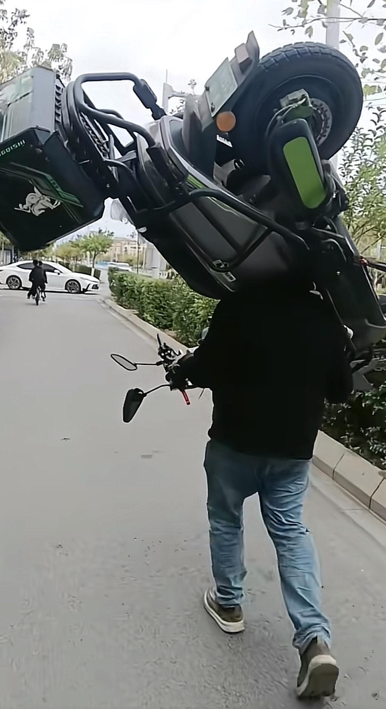 马路上抓拍到一个狠人[赞][赞]