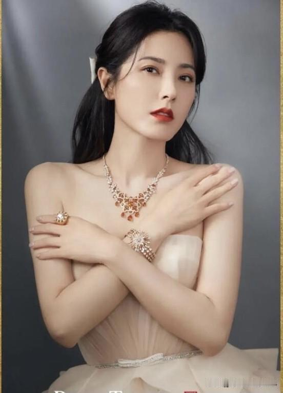 中戏第一美女，还真的是太美了。虽然脸上有岁月的印记，但这个自然妆容和造型太适合她