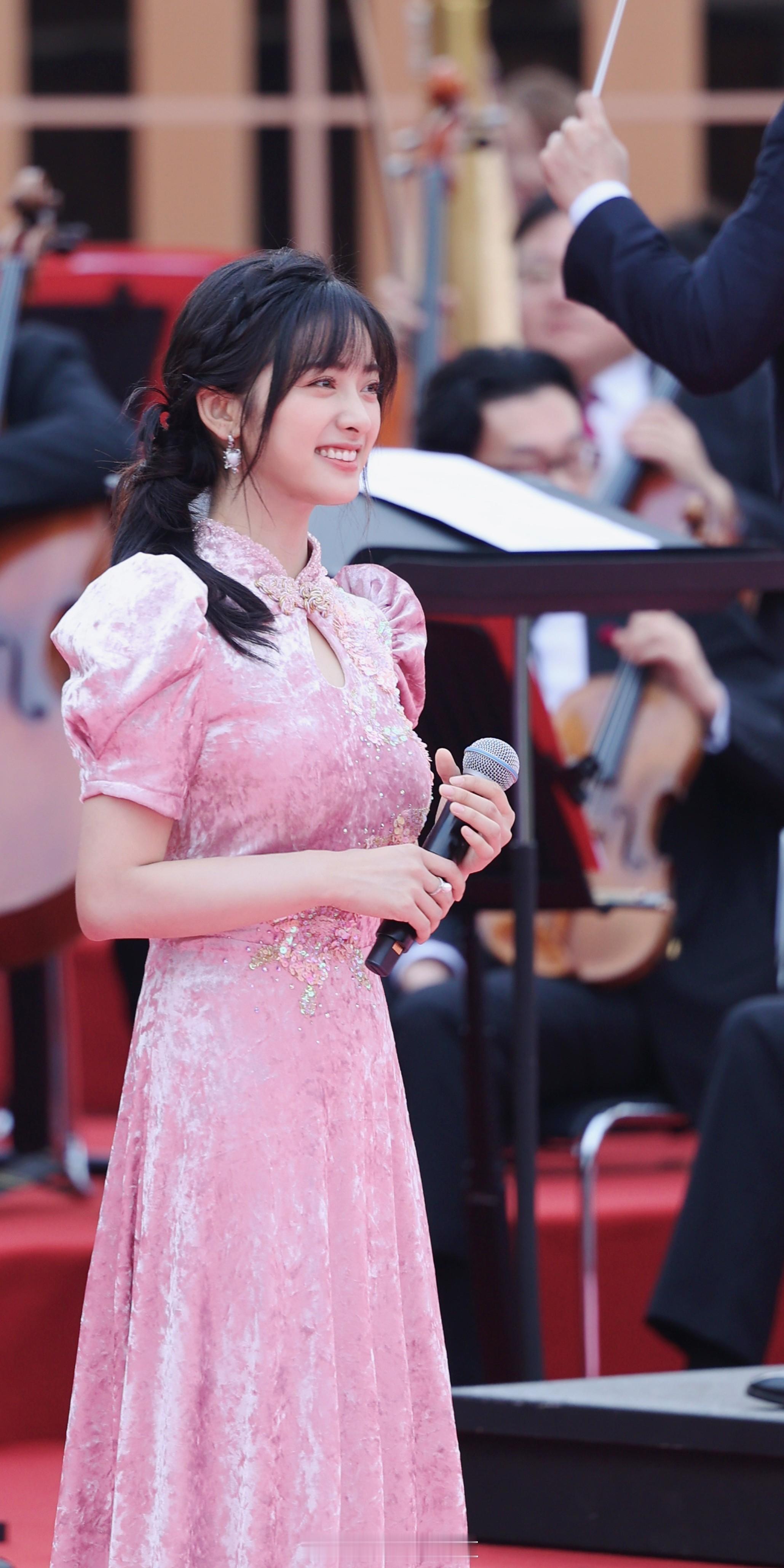 沈月粉色露背裙舞台造型