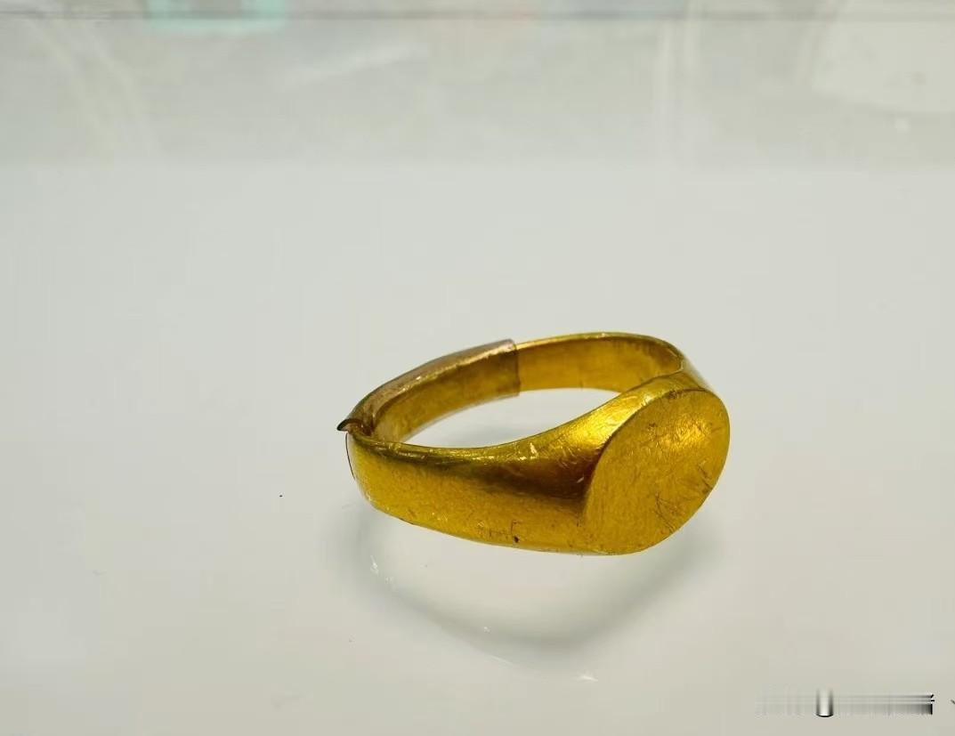 我公婆前几天把一个金戒指给我了，还说别吱声，别让两个姐姐知道。然后我婆婆又说这是