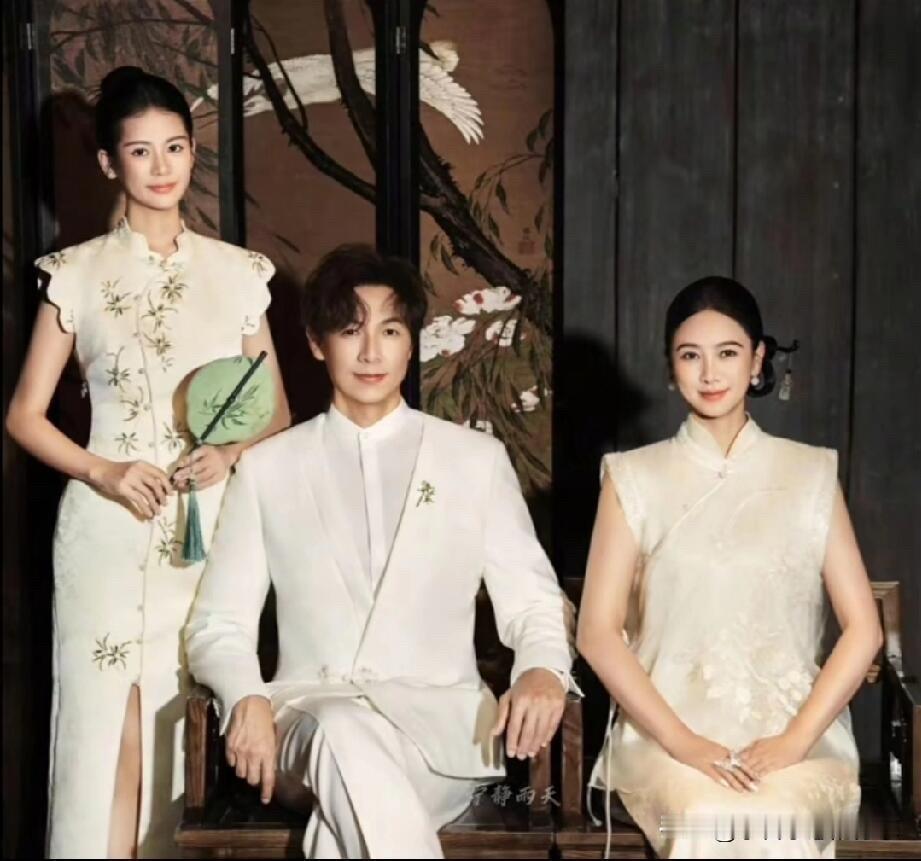 翁虹、老公刘冠廷和女儿一家三口的合影，幸福的一家人颜值高，好温暖。翁虹保养的好，