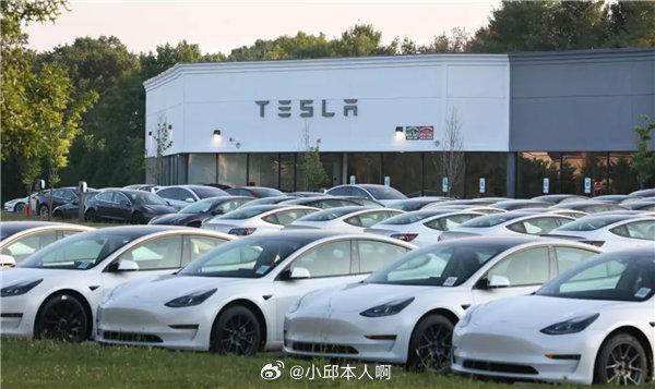 2026年开年这三个月，特斯拉生产了40.8万辆车，但只卖出去35.8万辆，多出
