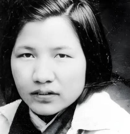 1950年，钱希均轻声说：“泽民不在了，希望主席多照顾一下远志，”毛主席手里的烟