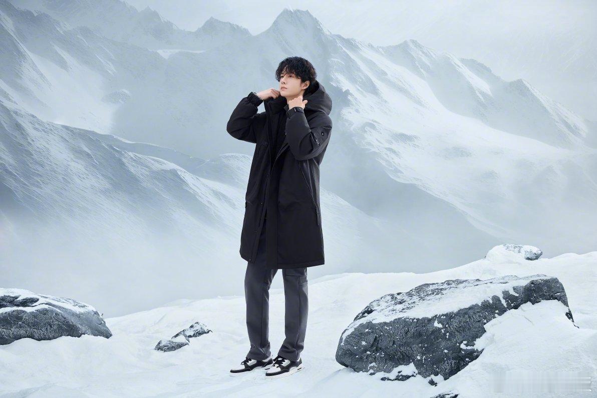第三年的冬日之约，又如期与大家见面！王一博多款羽绒服上身，帅感直接拉满，潮流时尚