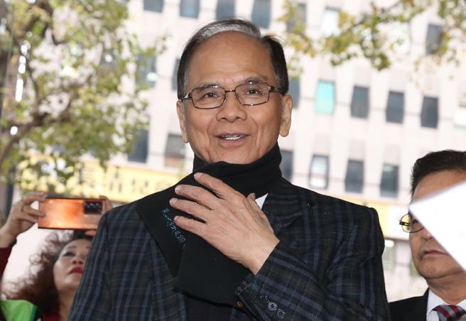 台北市长蒋万安近期在立院上的简历，其中学历从“S.J.D.（法学博士）”改成“J