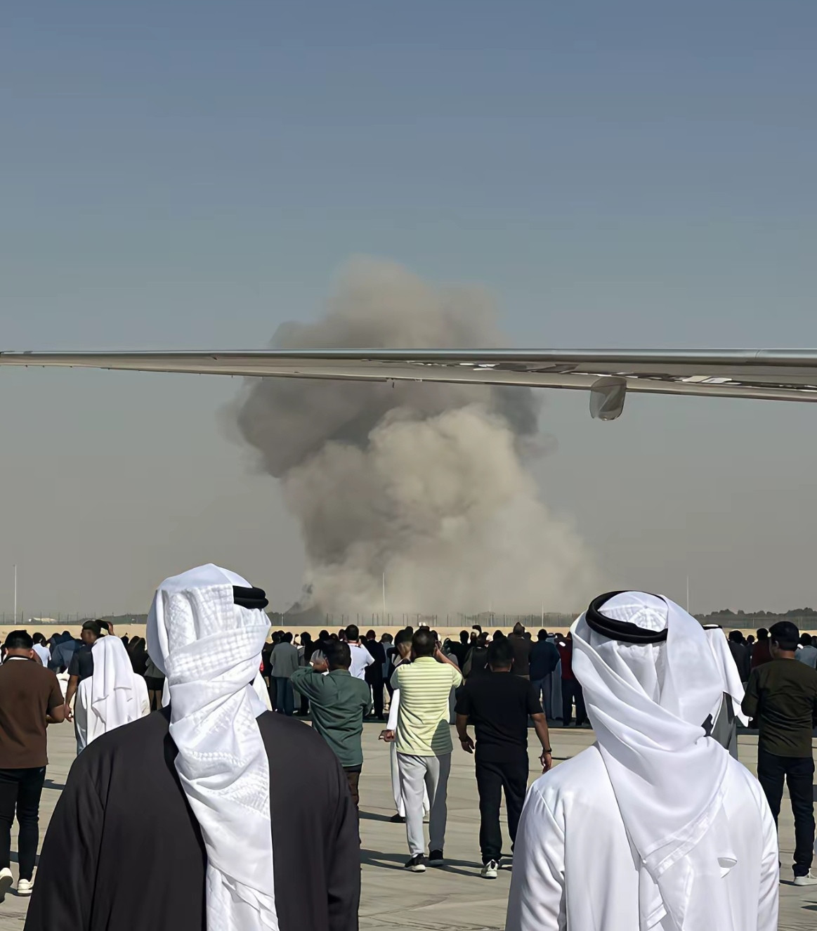 为了掩盖印度航空工业水平的孱弱，以及掩饰被全世界群嘲光辉战机迪拜坠毁的尬尴，印度