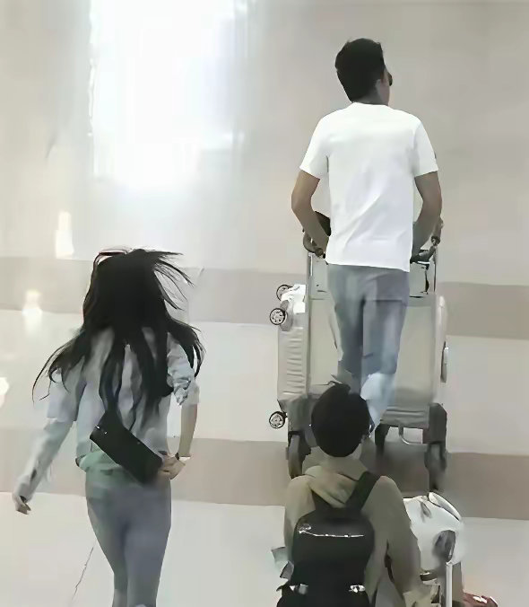 当年杨幂真的很喜欢刘恺威，刘恺威在机场生气。杨幂小跑过去，刘恺威却头也不回地往前