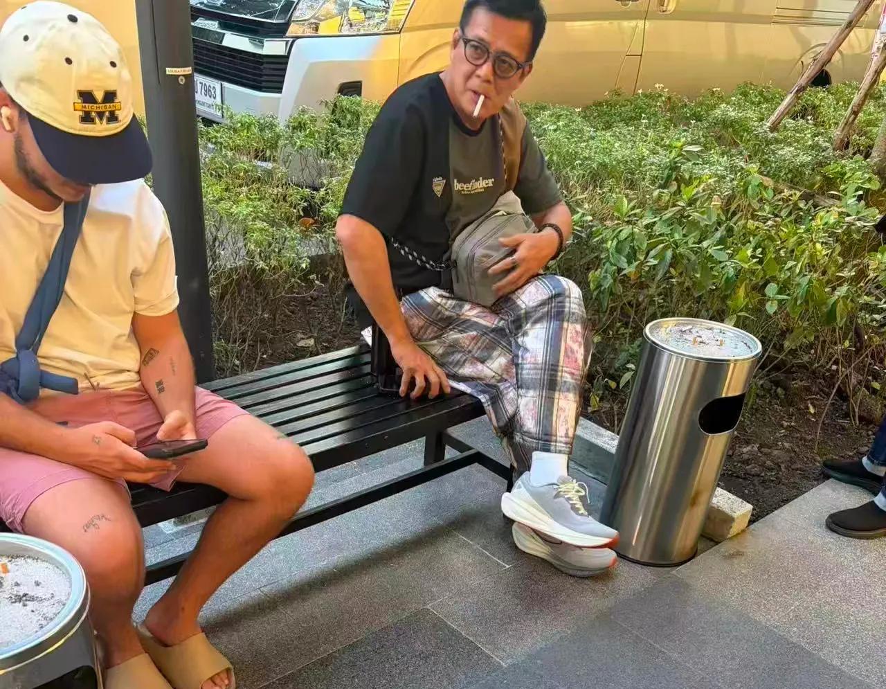 街头偶遇昔日荧幕大侠，一身便装街边闲坐，大家认得出来吗？近日，某网友在个人社交