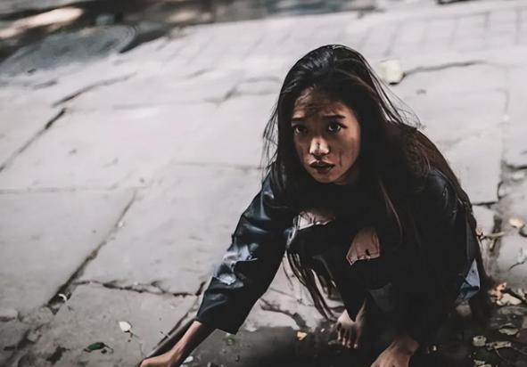 1977年，北京知青谢炳义买了两碗面递给乞丐女子，然而女子却寸步不离的跟着他，他