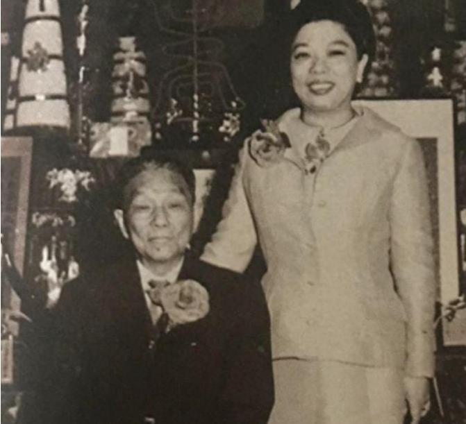 1974年，90岁的杨森迎娶了17岁的张灵凤。洞房之夜，少女泪眼质问：“你一生娶