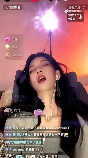 一个女主播，工作是哄别人睡觉。结果，她把自己给哄睡着了。等她一觉醒来，发现整