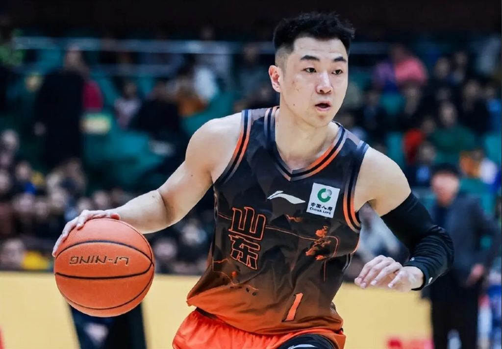 山东男篮跟队记者夏晓司爆料：网传“邱彪因和高诗岩闹矛盾将其季后赛弃...