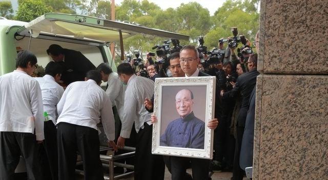 很现实的一段话：“你手里有四五百万，儿女盼着你死；你一月退休金八九千，儿女害怕你