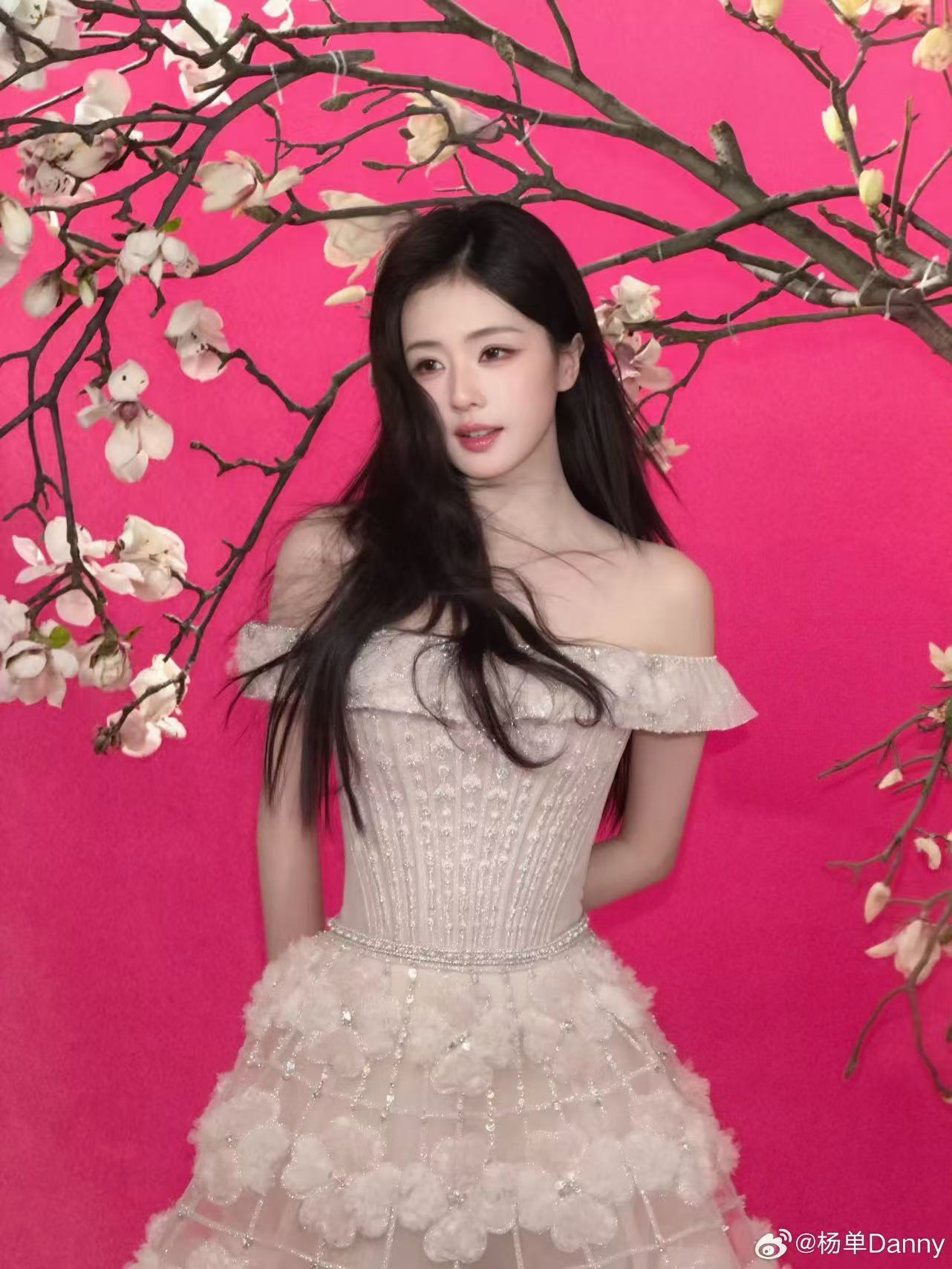 杨单为白鹿化的水光肌妆杨单给白鹿化的水光肌妆杨单为白鹿化的水光肌妆，很美，哇喔哇