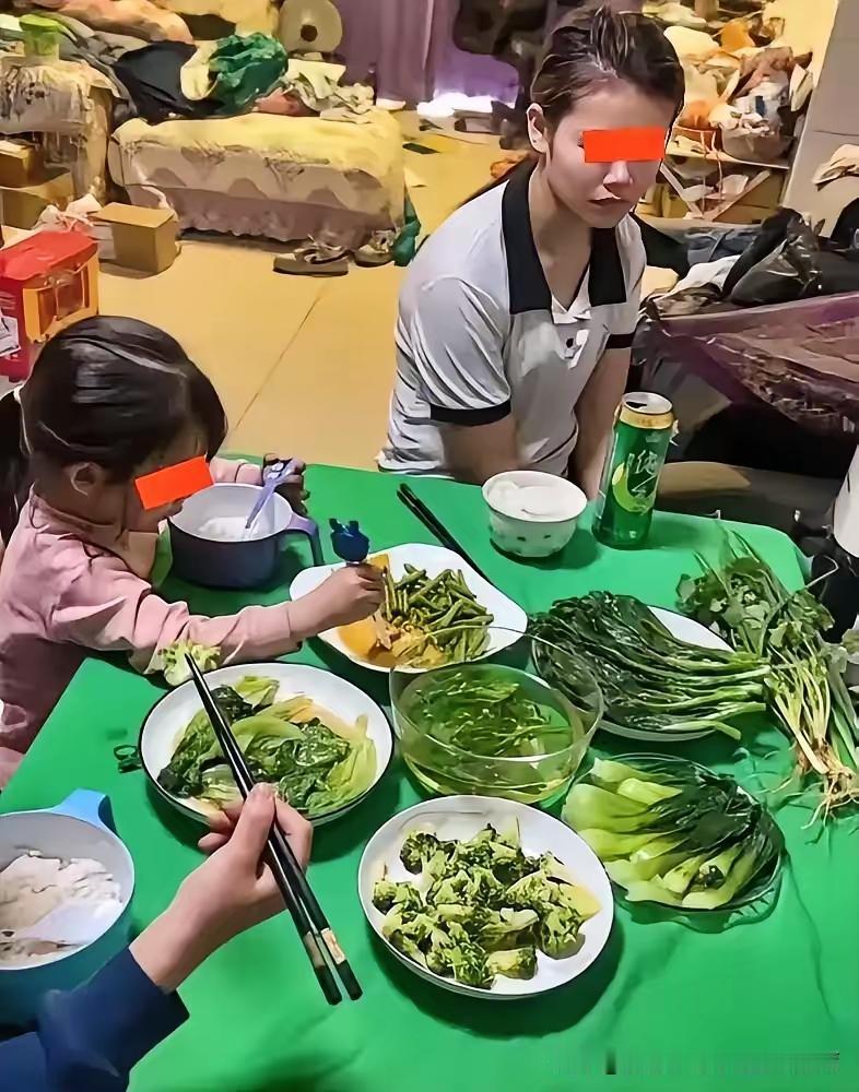 广西一位丈夫，查实妻子出轨后，全程冷静沉默。他没撕破脸皮，只默默做了一桌全是绿