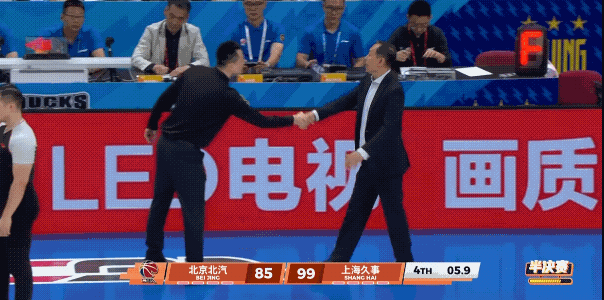 北京北汽最终主场85：99不敌上海男篮，总比分1：3被淘汰无缘总决赛，看台上的球
