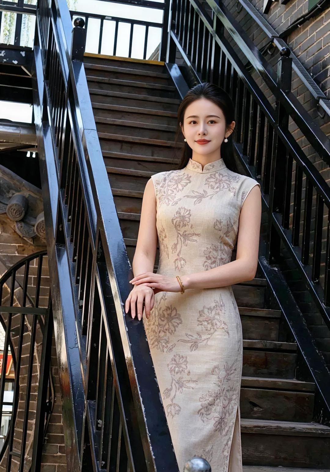 《楼梯间的东方雅韵》木阶蜿蜒，铁栏静立，你停在光影的交错里。米色旗袍