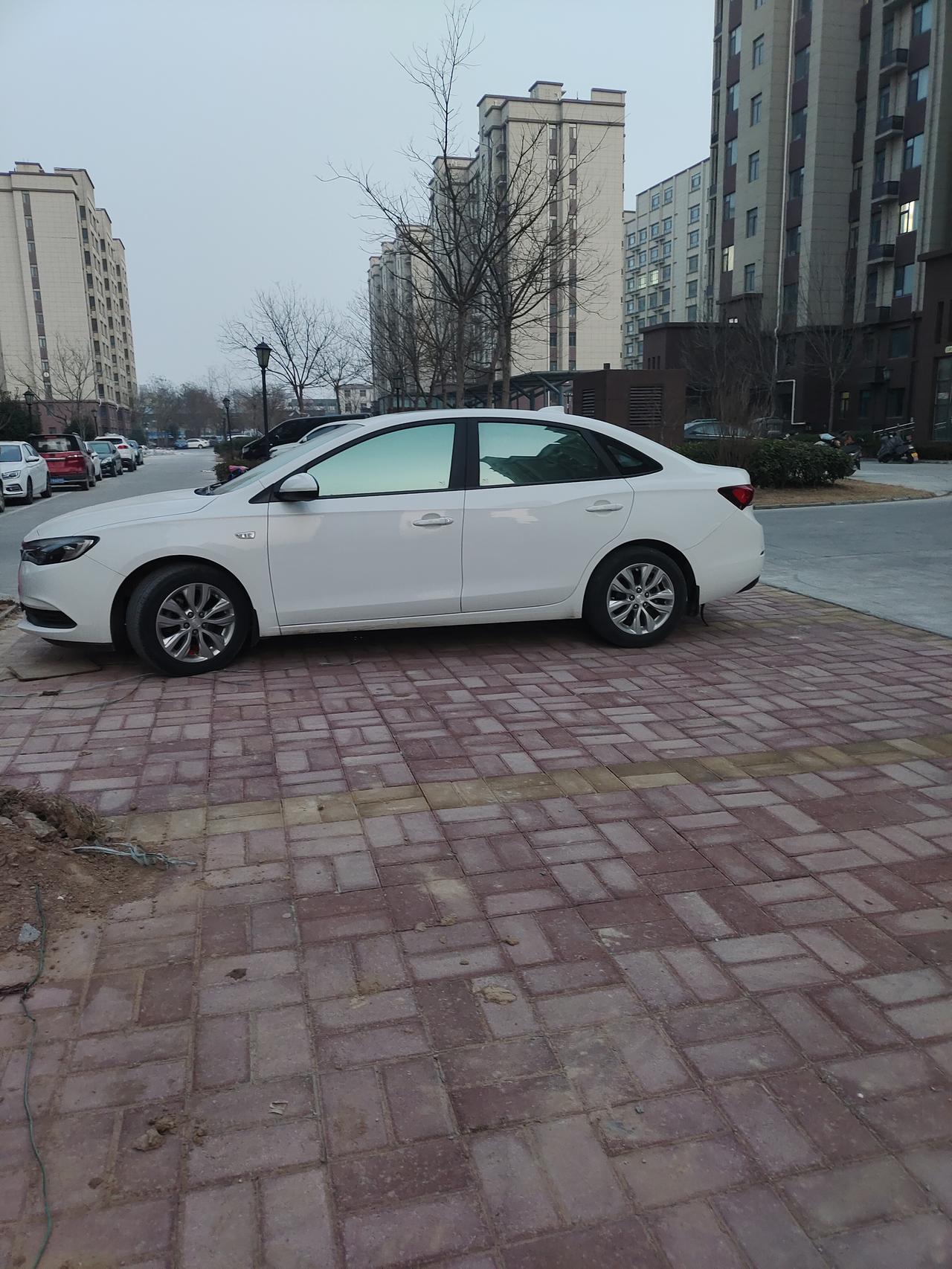 感觉一年比一年穷了往年快过年了三件套（美甲，烫发，纹眉）都安排的妥妥的今年这