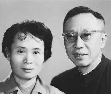 1962年4月30日，溥仪和李淑贤结婚。第二天早上6点多，看见溥仪还在呼呼大睡，