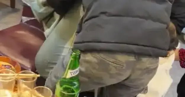 重庆一女子醉酒失禁 2名男生: 总不能不管她吧 更多细节曝光