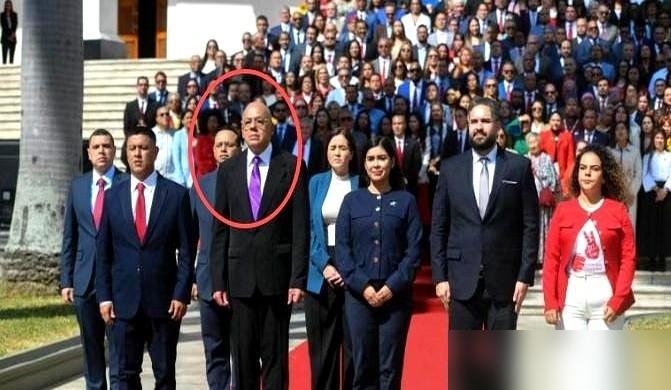 这局棋下的，真是绝了。亲哥跑去跟美国人密谈，谈的条件是：把我妹扶上台，我老板马杜