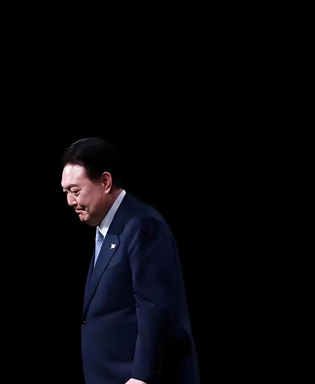 尹锡悦开始摆烂了！坦白说尹锡悦应该已经看到了自己的结局，走到这一步，除了花钱请