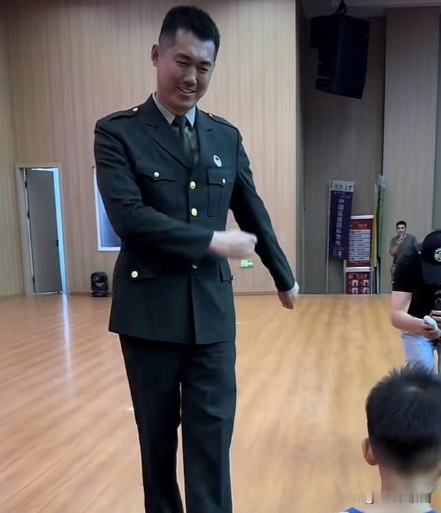 “张自轩”教几岁的宝宝踢正步，从视频来看，“张自轩”自从退伍之后，应该是…