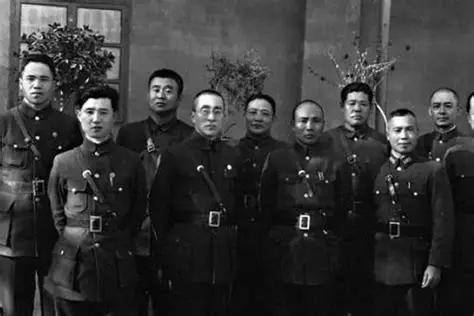 1947年5月，南京。汤恩伯推门进去，看见满屋子的高级将领，还没来得及敬礼，就听