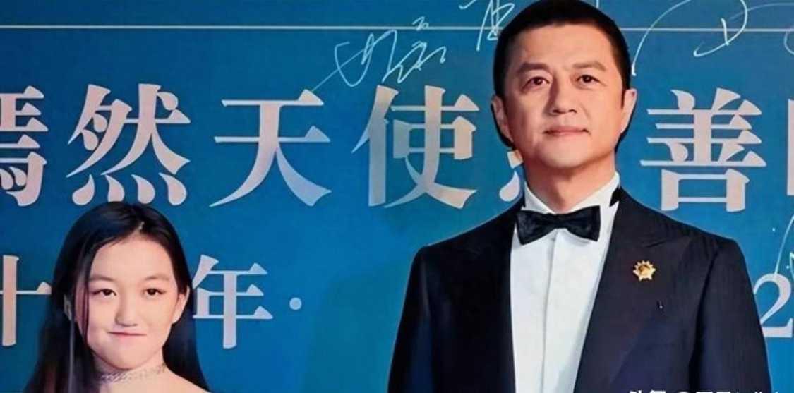  李亚鹏自曝李嫣除英语全不及格，百万学费引热议李亚鹏在采访中自曝，女儿李嫣除英