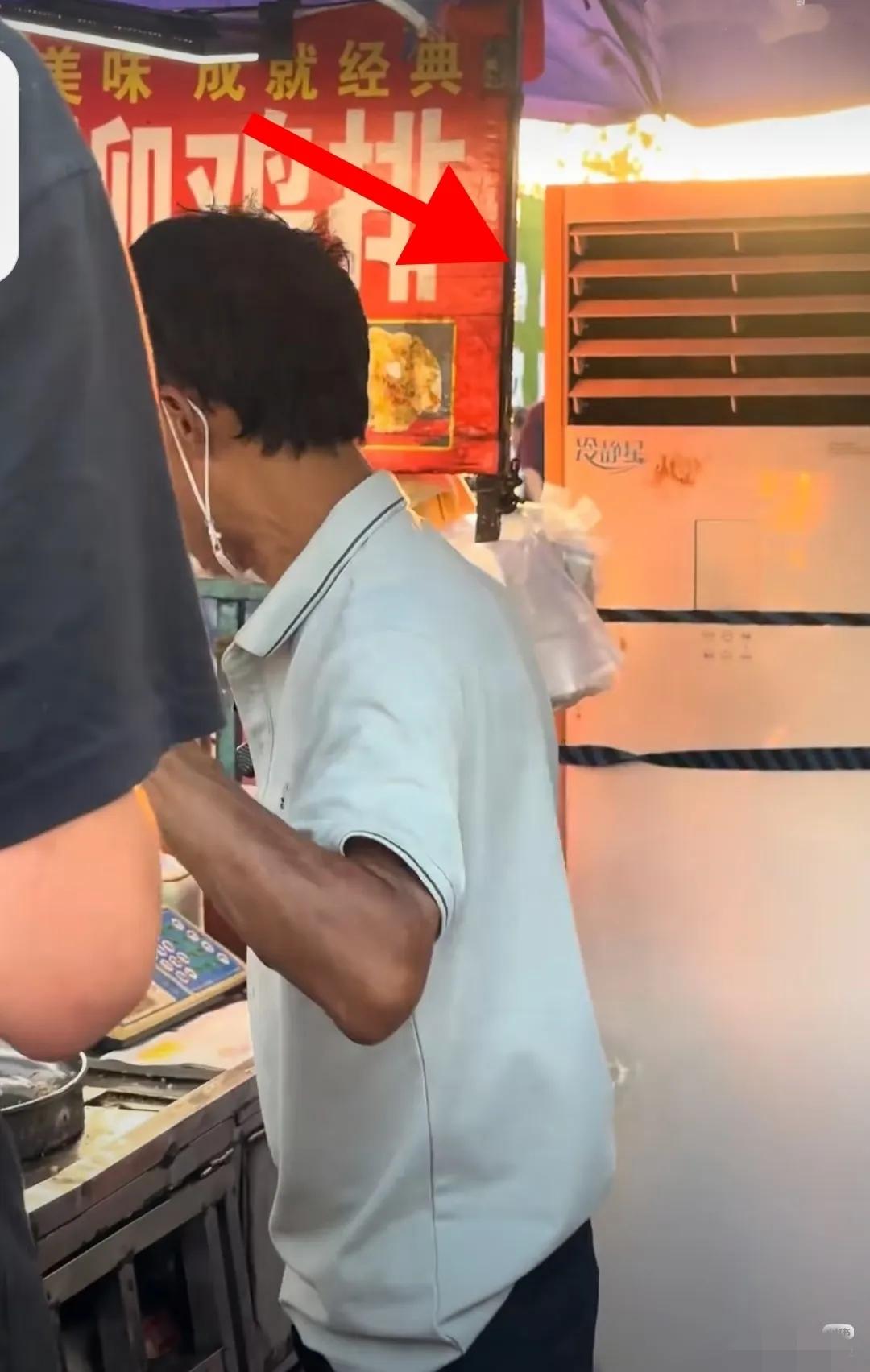 这鸡排哥在网上爆红了半个月，这就坐不住了，据悉鸡排哥更是鸟枪换炮，就连摊位上都