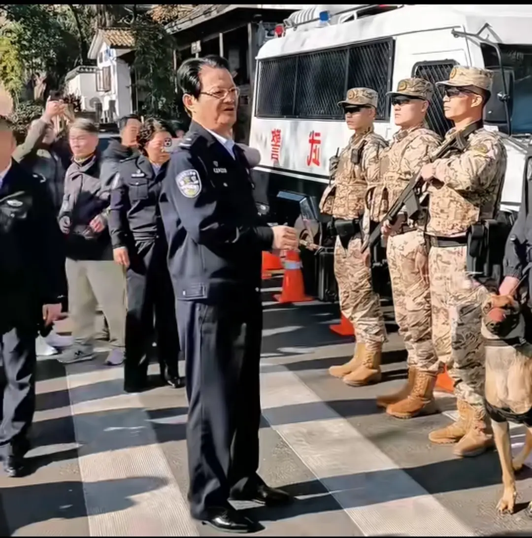 这是谁啊，感觉好和蔼！！！