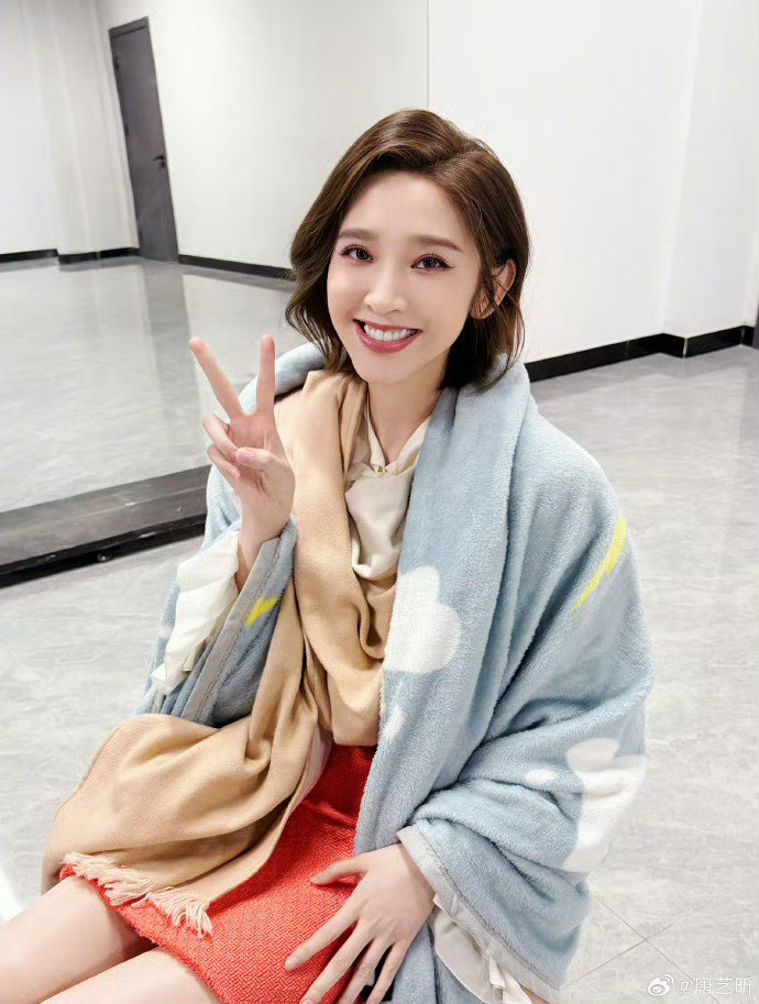 这是我从未见过的唐艺昕唐艺昕这组写真直接美出新高度！颜值状态全程在线，五官精致抗