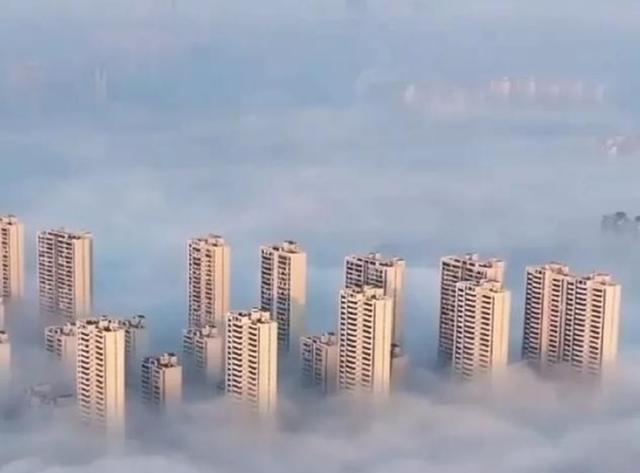 美国称自己是世界上最强大、最富裕的国家，其实早已名不副实、外强中干。中国明明很强