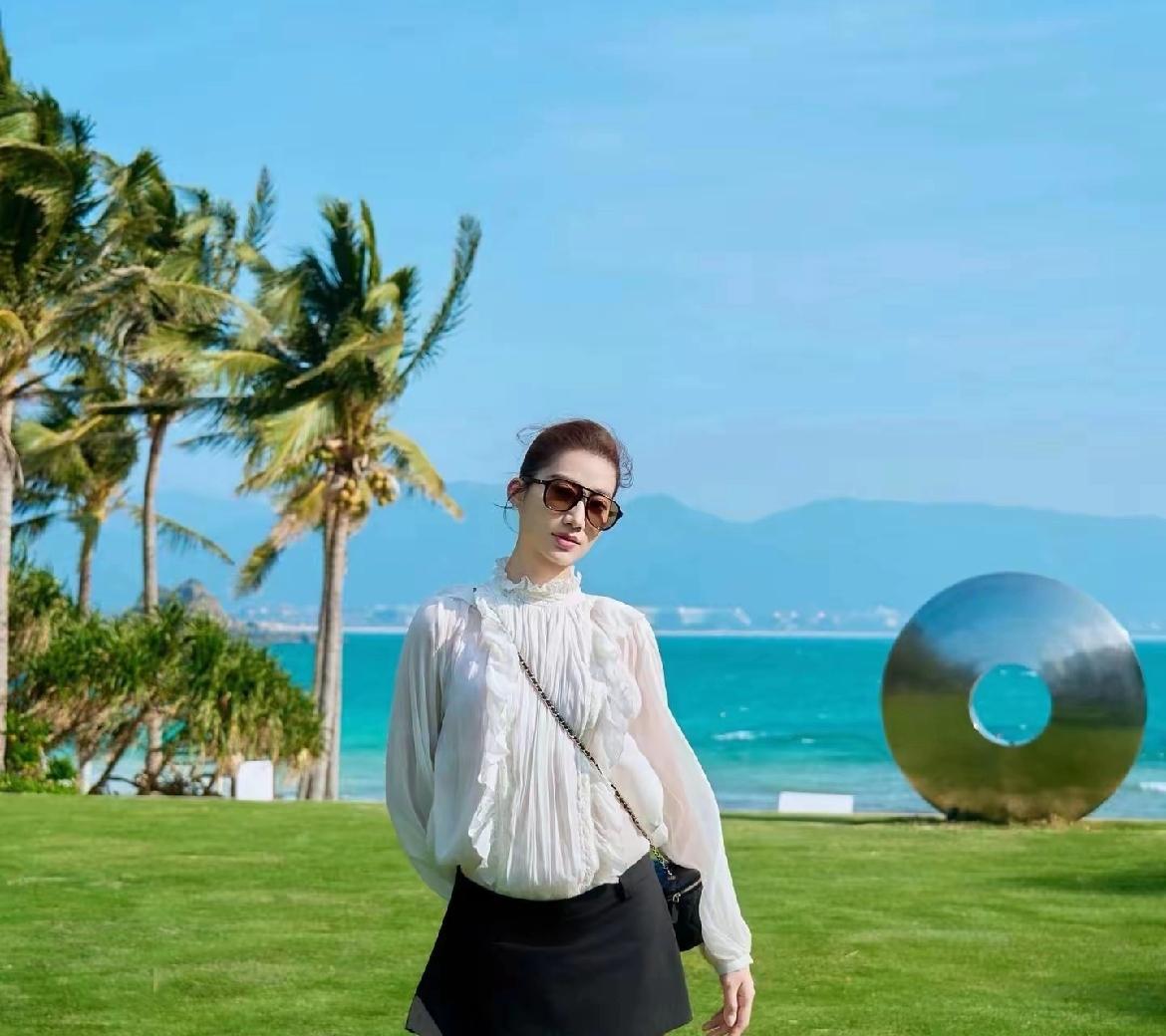 超级模特室外写真你见过美女身材好的背影多吗什么叫有韵味的女人什么样的穿搭可以