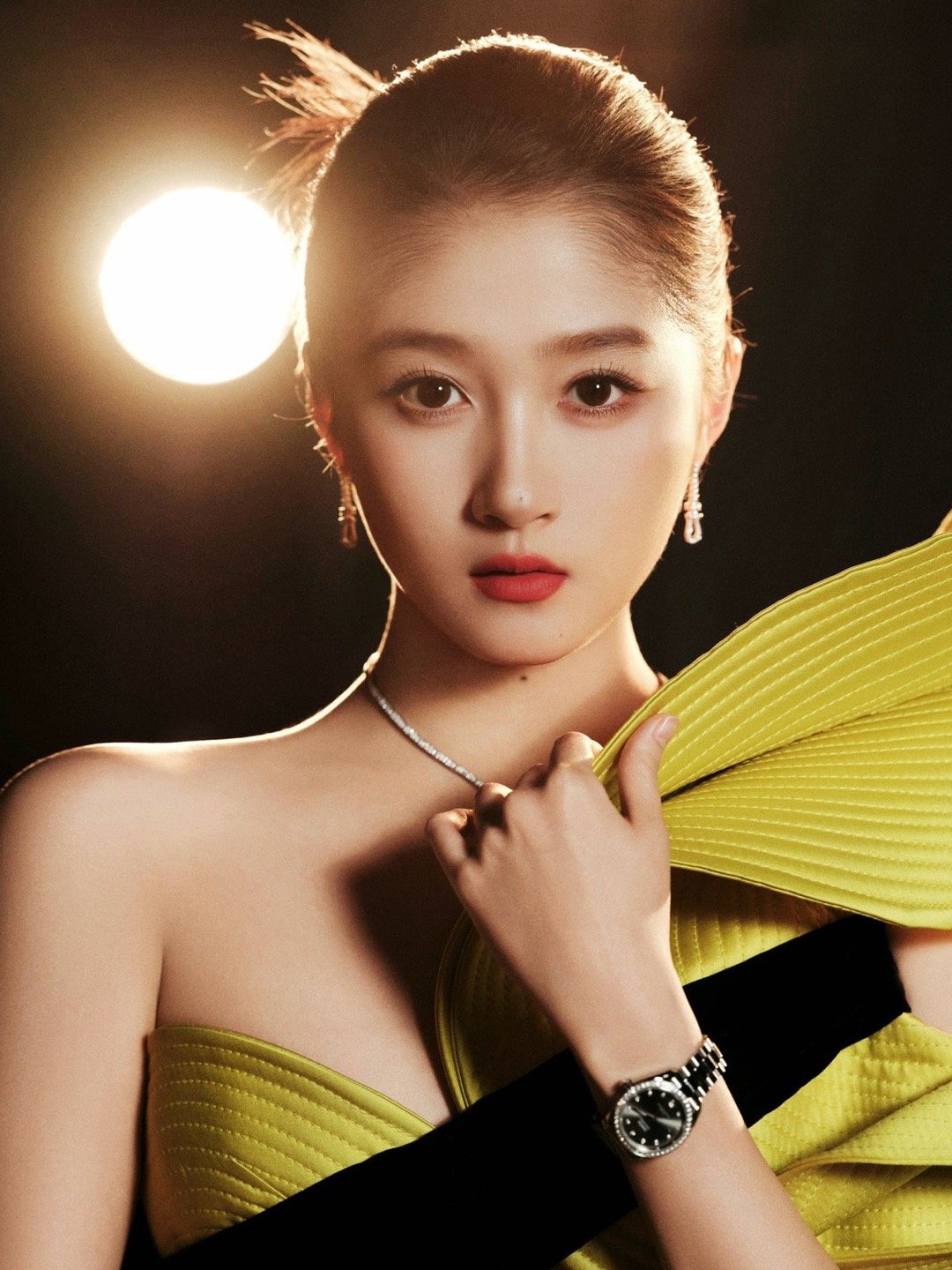 关晓彤金鸡奖造型太出彩！明黄色缎面长裙优雅大方，衬得她明艳动人。独特的色彩选择彰