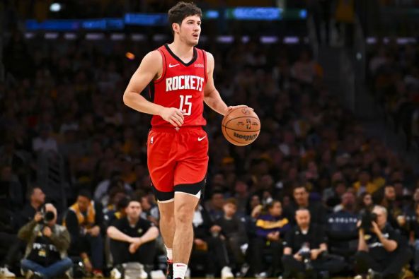 打掘金谢泼德必首发常规赛最后一场因为这一场是伊森首发，所以被虐，因为伊森首发