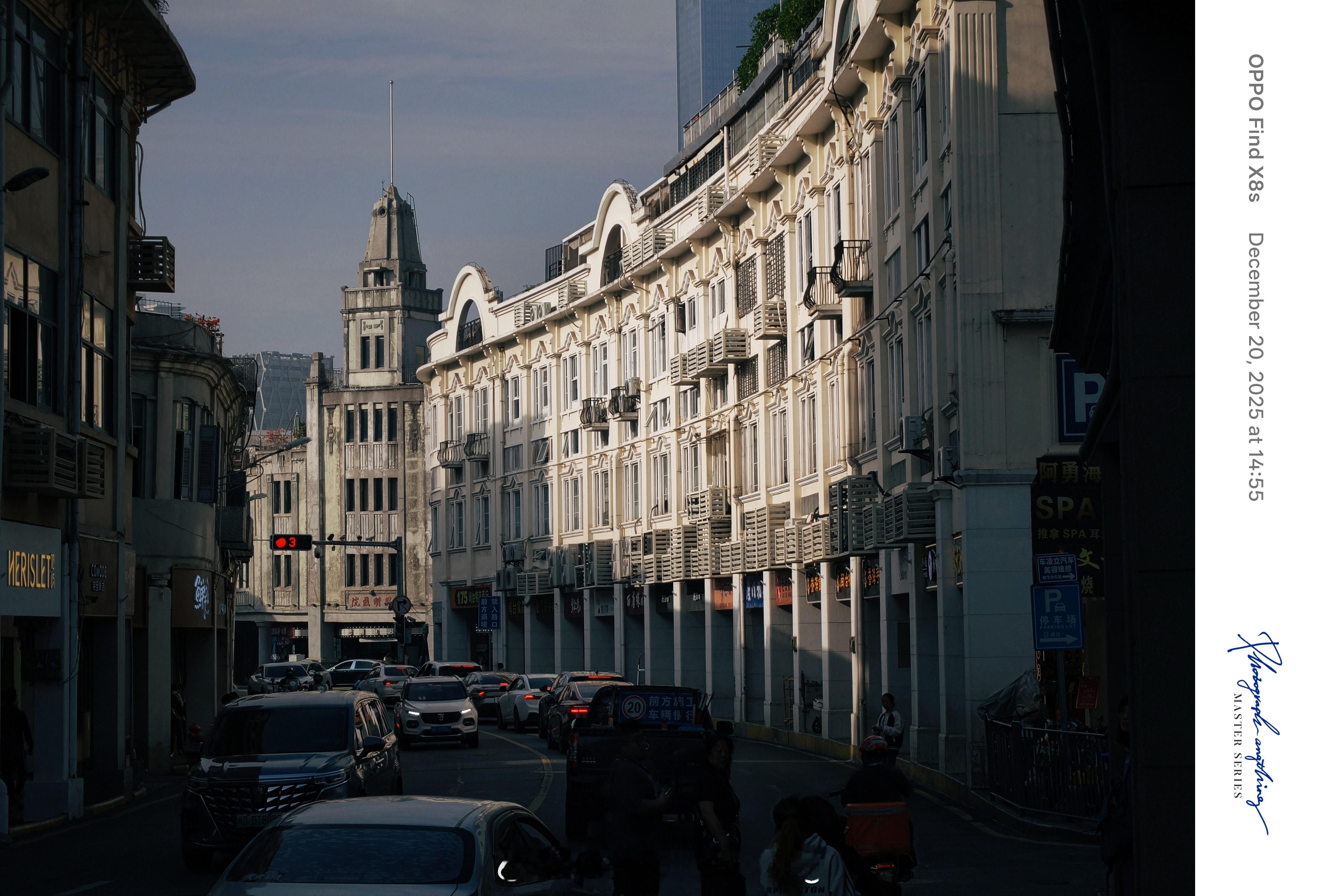 作为一个只卖4000块的手机，它太棒了，拍照功能是越用越顺手。我知道它肯定比不上