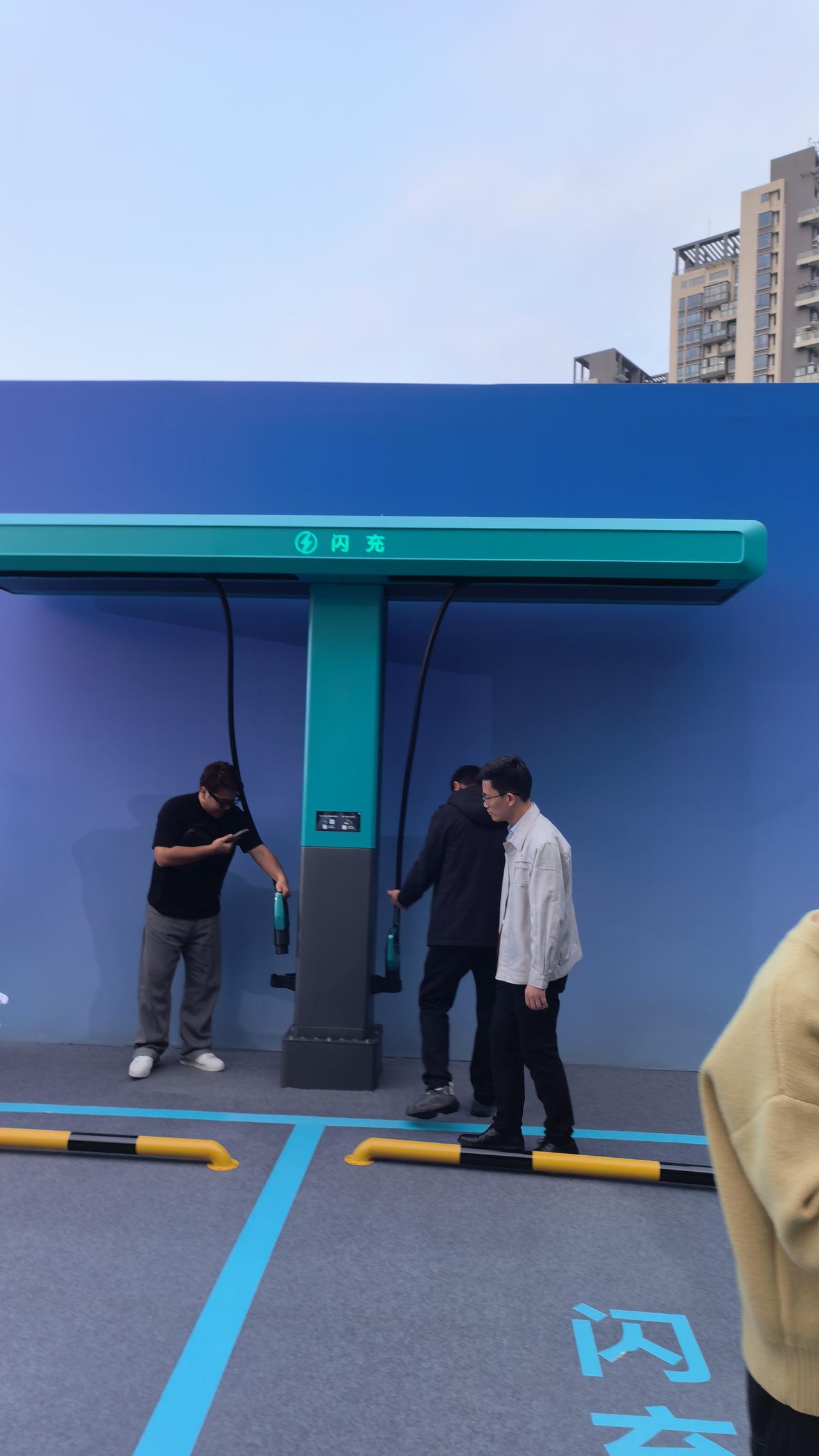 不知道那些嘲讽比亚迪一桩不建的车企，在今天之后会不会后悔。因为比亚迪第二代电池