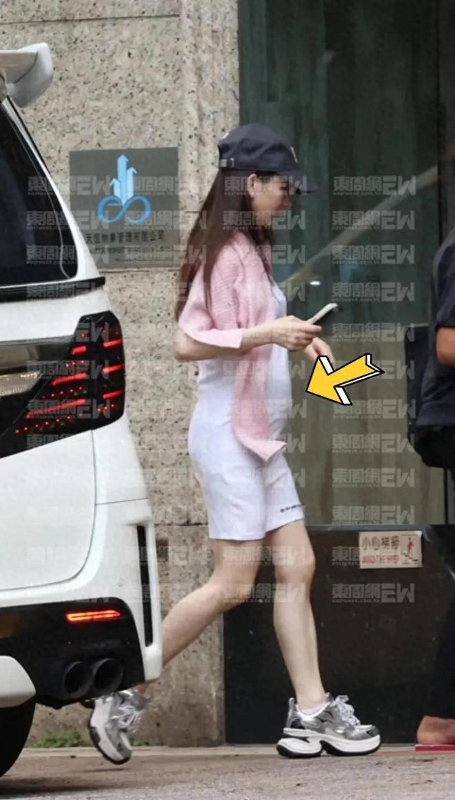方媛怀孕三胎，依然不失时尚风格。逛街时她身穿香奈尔开衫毛衣搭配白色连衣裙，显肚子