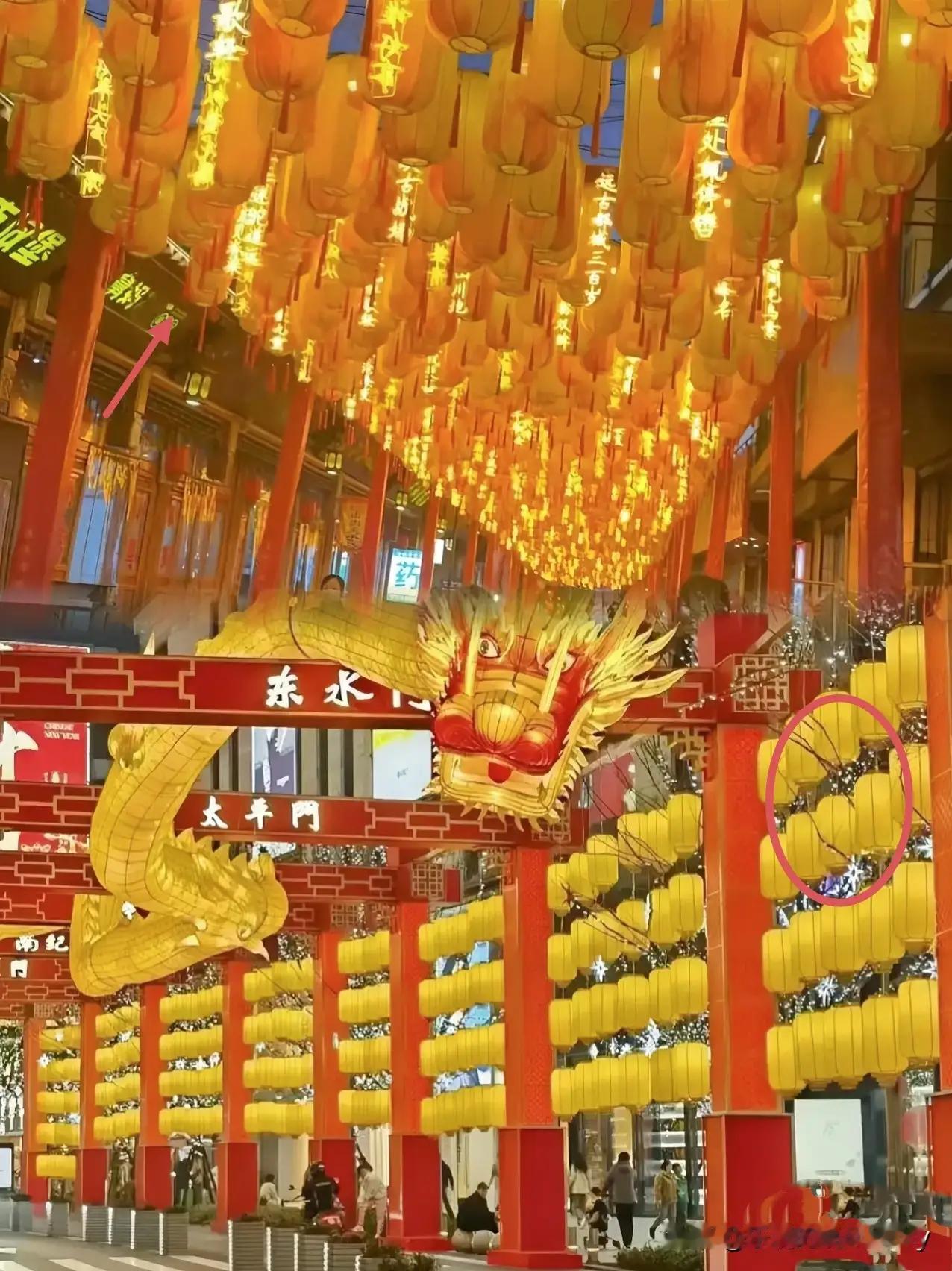 临近年关，多地突然挂起黄灯笼。记得以往，都是挂红灯笼的。红灯笼，日子红红火火