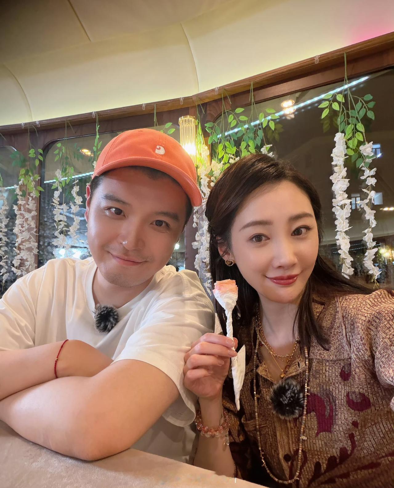 马頔：喏，送你的。别嫌弃，这可是我一片片撕下来，慢慢捻出来的。李纯：这么用心