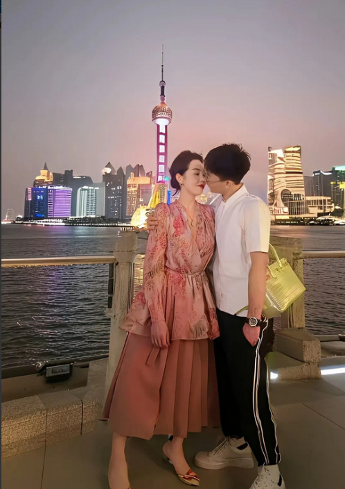 我一个朋友89年的，最近谈了个00后的小奶狗，可把我朋友美坏了。