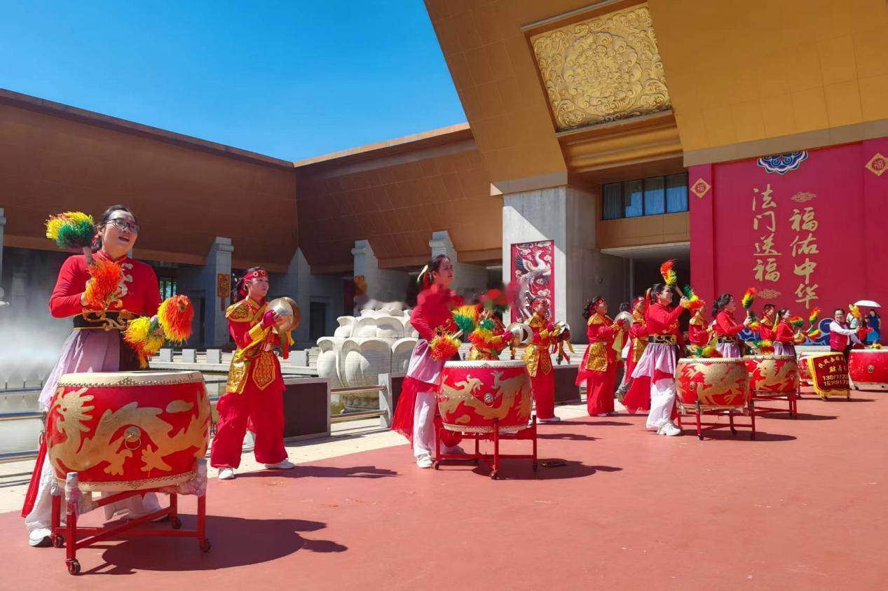 万人包机游宝鸡“万人包机游宝鸡”首团启动仪式于法门文化景区举办，该活动由宝鸡市