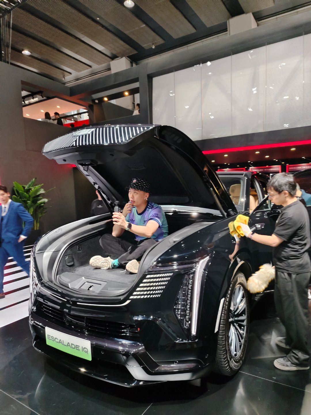 嚯，好家伙，凯迪拉克EscaladeIQ这前备箱，真大！