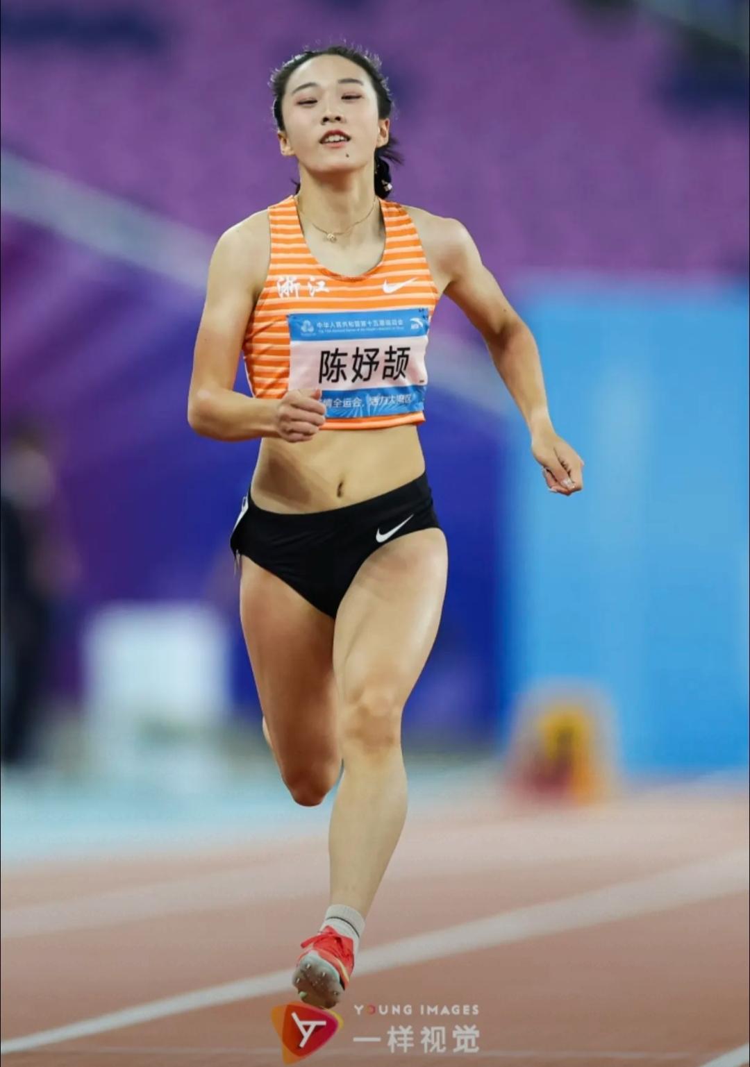 陈妤颉遇到了一个麻烦事儿。不是因为她16岁跑赢了韦永丽，也不是因为她打破亚